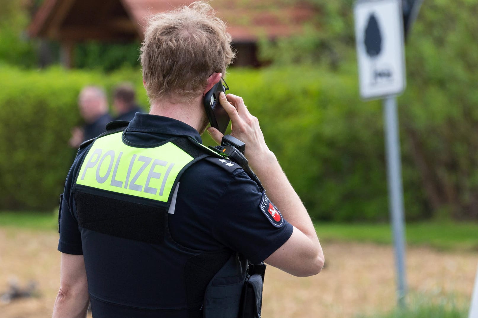 Ein Polizist in Niedersachsen (Symbolbild): In Delmenhorst sollen drei Beamte einen Mann verprügelt haben.