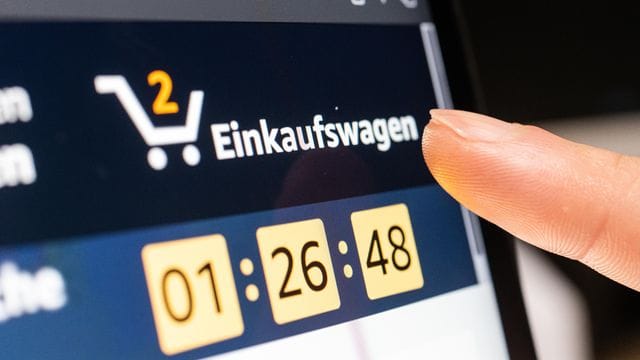 Seit Beginn des Krieges in der Ukraine macht sich das zurückhaltende Einkaufsverhalten der Nutzerinnen und Nutzer auch online bemerkbar. Seit Beginn des Krieges in der Ukraine macht sich das zurückhaltende Einkaufsverhalten der Nutzerinnen und Nutzer auch online bemerkbar.