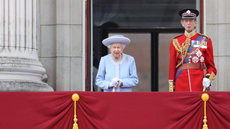 Queen Elizabeth II. und der Herzog von Kent: Die Königin mit ihrem Cousin auf dem Balkon des Buckingham-Palastes in London.