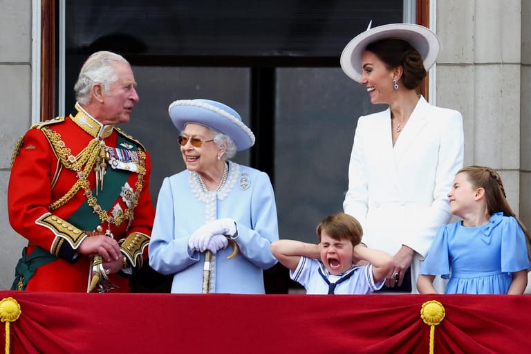 Die Queen sieht erfreut und glücklich aus, Klein-Louis ist es offenbar zu laut.