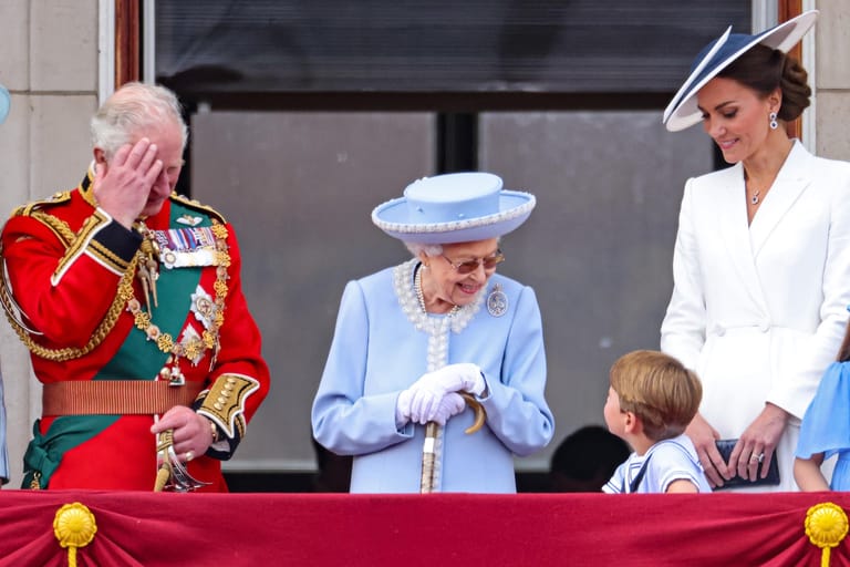 Am meisten unterhielt sich die Queen mit ihrem Urenkel Prinz Louis.