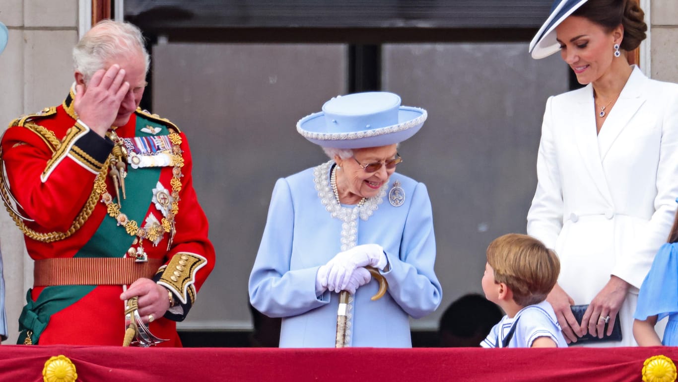 Am meisten unterhielt sich die Queen mit ihrem Urenkel Prinz Louis.
