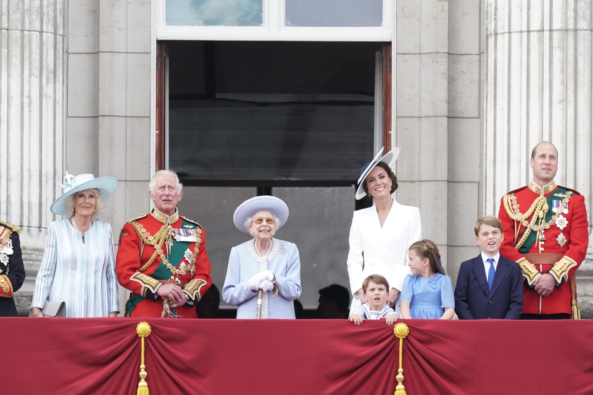Die Royals auf dem Balkon: Camilla, Charles, die Queen, Kate, Louis, Charlotte, George und William.