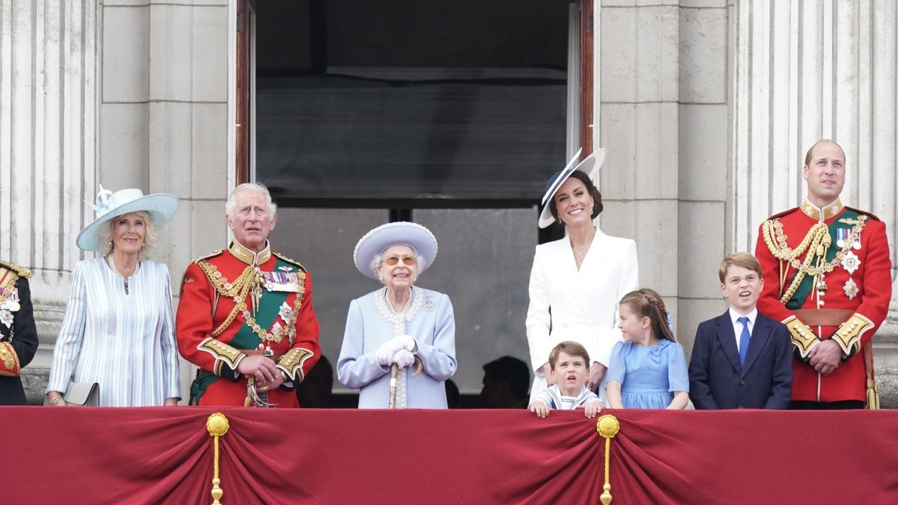 Die Monarchin und ihre Familie schauen vom Palast aus in den Himmel.