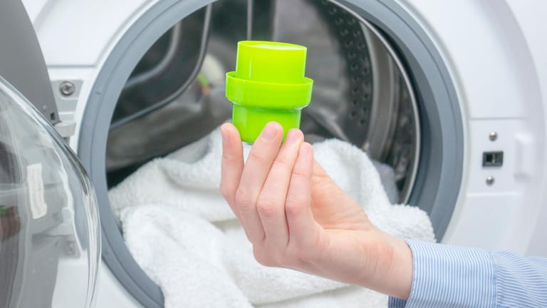 Waschmittel: Bei Flüssigwaschmittel und Waschpulver gibt es Unterschiede – eines kann unter Umständen in die Trommel gegeben werden.