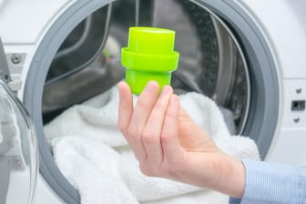 Waschmittel: Bei Flüssigwaschmittel und Waschpulver gibt es Unterschiede – eines kann unter Umständen in die Trommel gegeben werden.