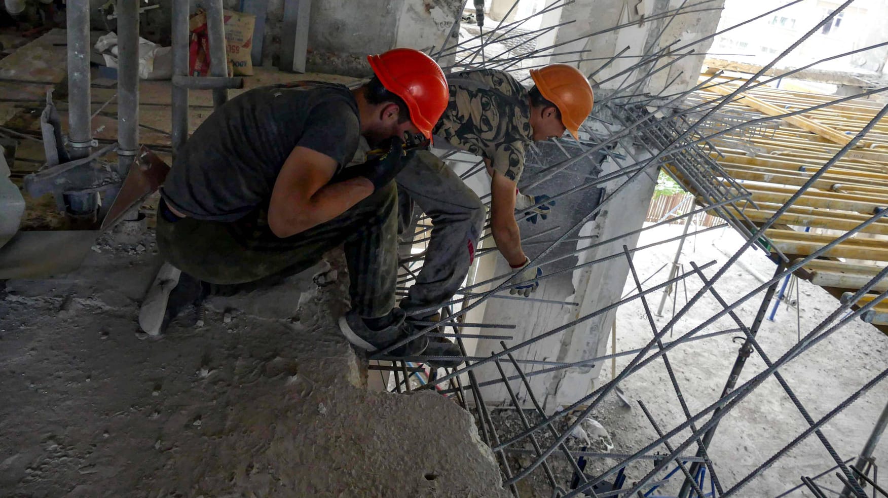 Arbeiter bauen ein von Russland zerstörtes Gebäude in Odessa wieder auf (Symbolbild): Die Inflation zog wegen des russischen Angriffs deutlich an. Arbeiter bauen ein von Russland zerstörtes Gebäude in Odessa wieder auf (Symbolbild): Die Inflation zog wegen des russischen Angriffs deutlich an.