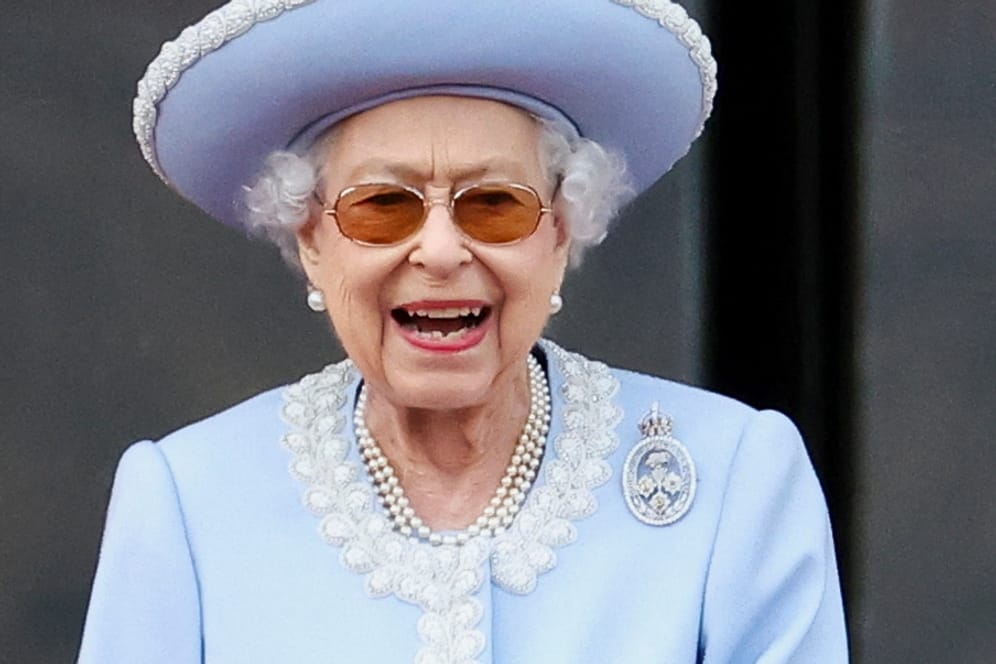 Queen Elizabeth II.: Die Monarchin betrachtet die Feierlichkeiten ihr zu Ehren.