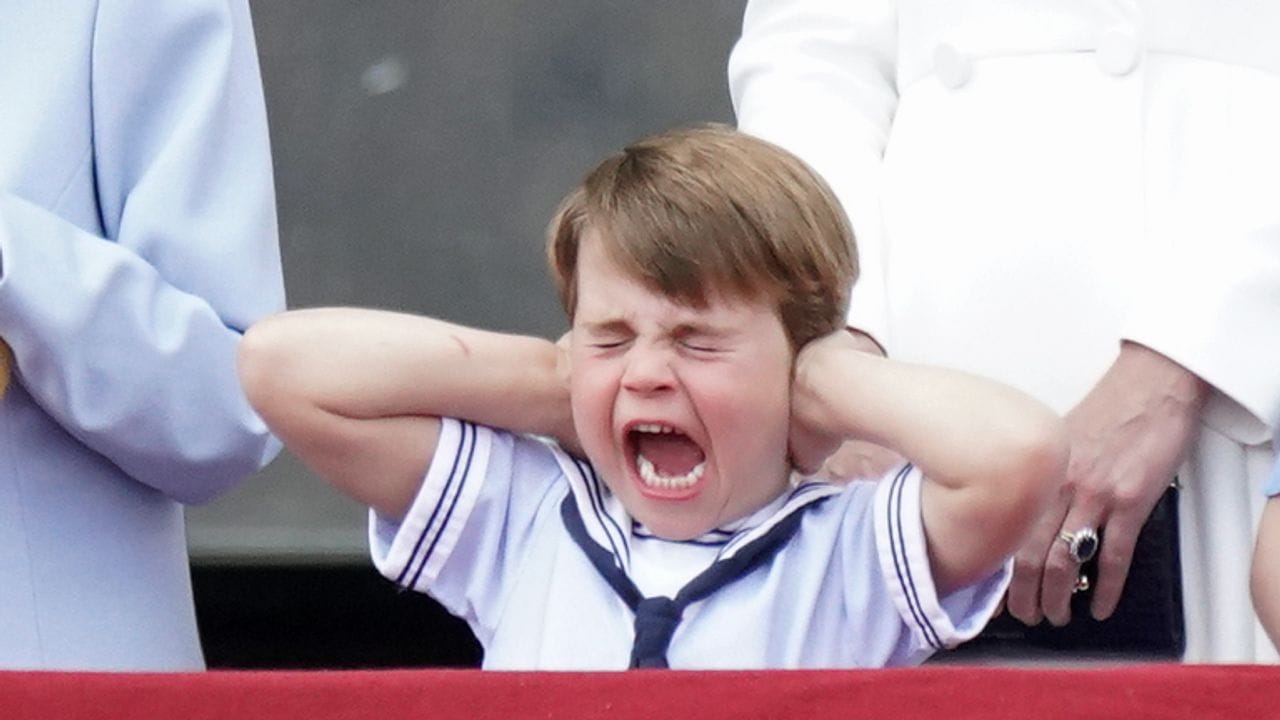 Zu laut? Prinz Louis hält sich die Ohren zu und schreit. Zu laut? Prinz Louis hält sich die Ohren zu und schreit.