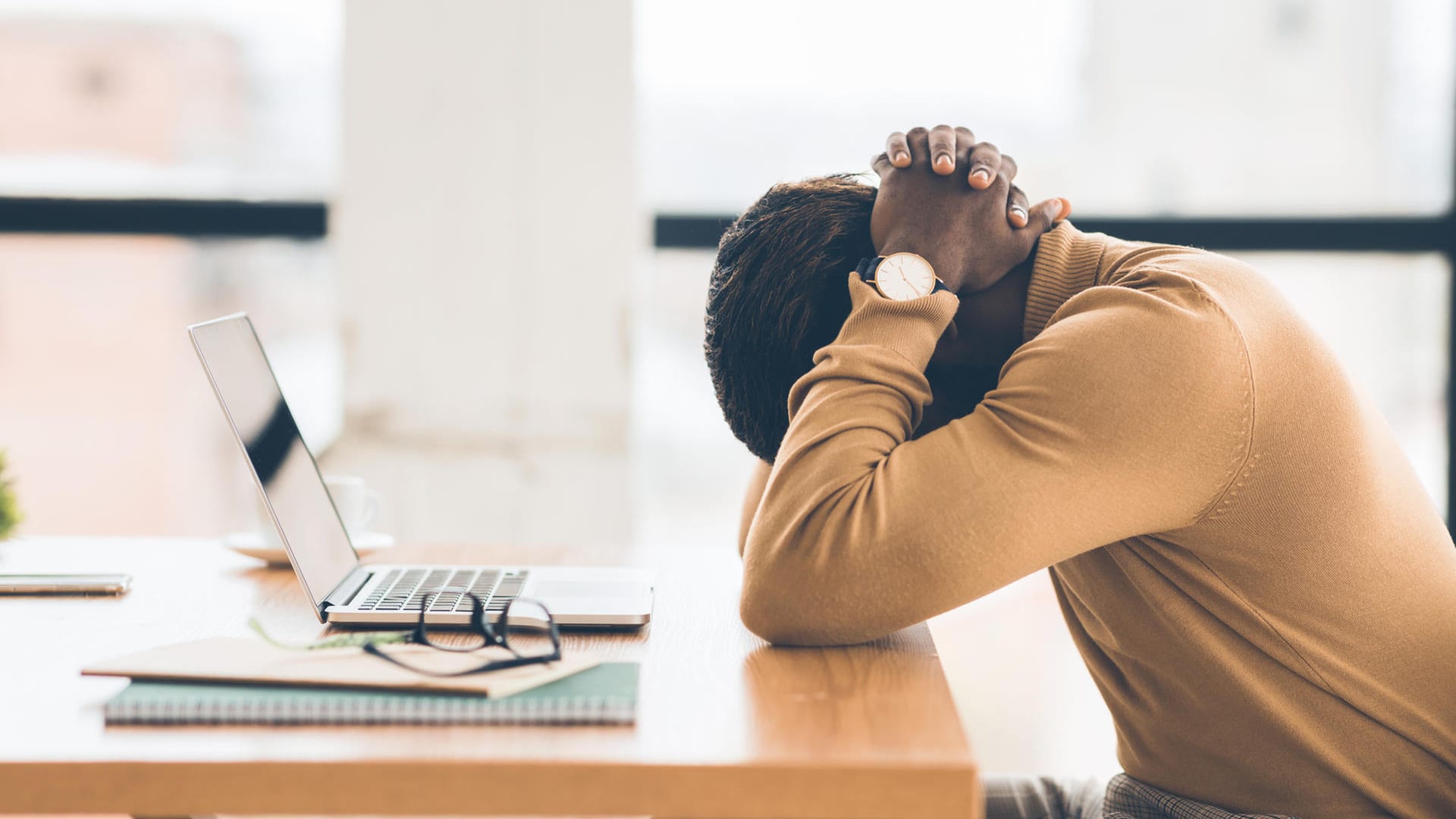 Überforderung in Beruf oder Privatleben hindert daran, alltägliche Dinge zu erledigen und kann sogar depressiv machen.