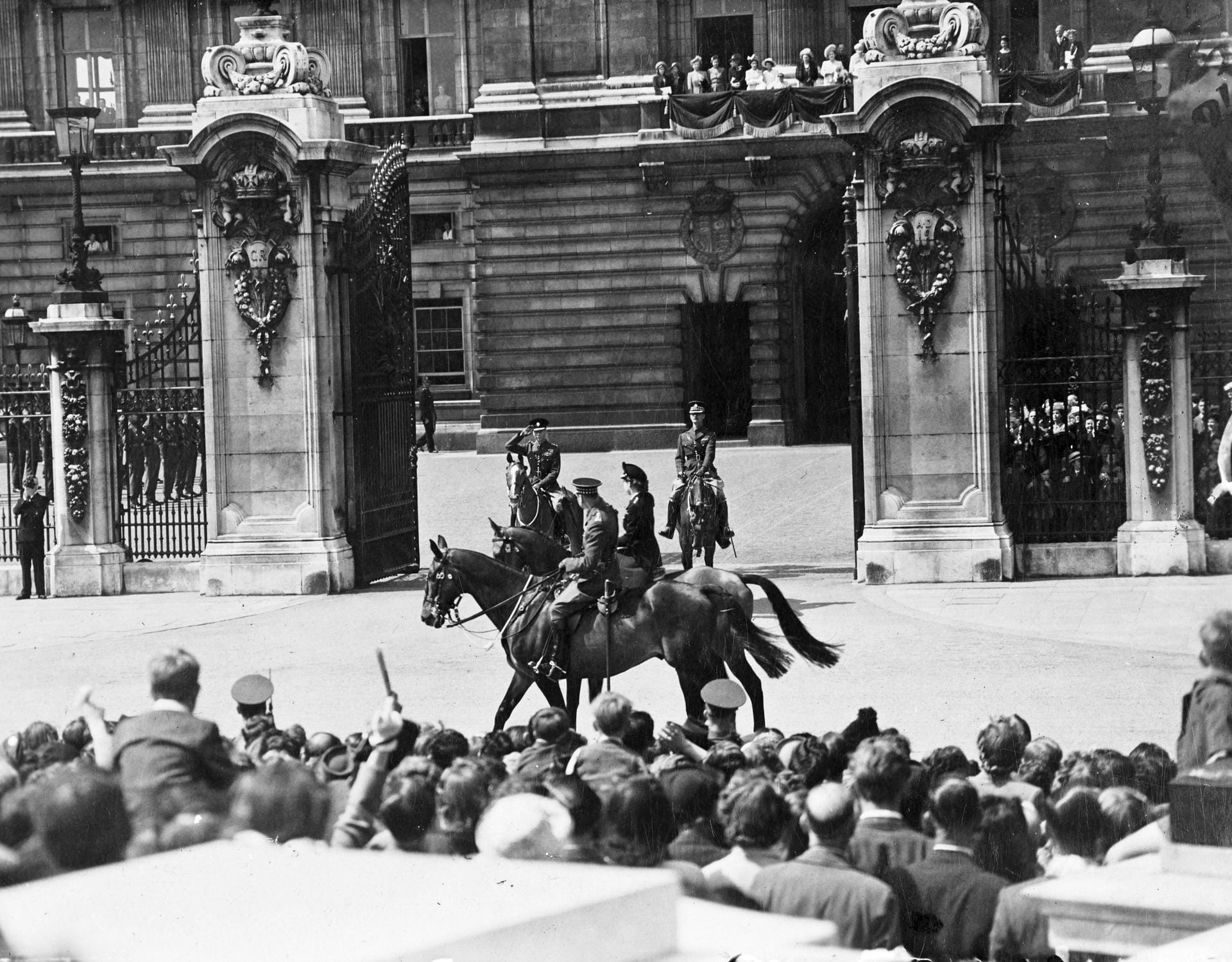 1947: Die erste "Trooping the Colour"-Parade nach dem Zweiten Weltkrieg. Prinzessin Elizabeth salutiert ihrem Vater auf dem Pferd reitend.