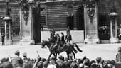 1947: Die erste "Trooping the Colour"-Parade nach dem Zweiten Weltkrieg. Prinzessin Elizabeth salutiert ihrem Vater auf dem Pferd reitend.