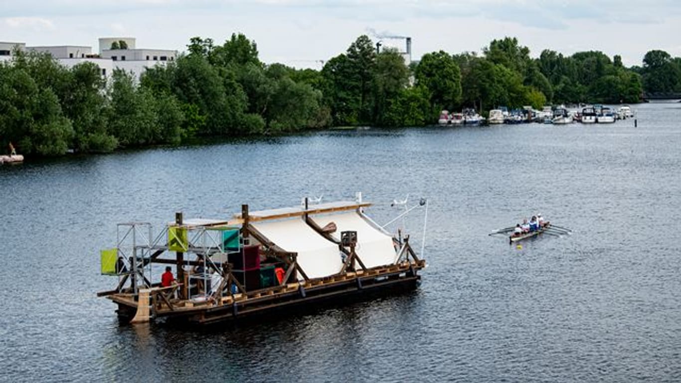 Das Schiff des documenta-Projekts "citizenship" wird vom Ruder-Club Tegelort über die Havel gezogen.