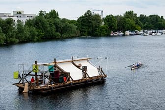 Das Schiff des documenta-Projekts "citizenship" wird vom Ruder-Club Tegelort über die Havel gezogen.