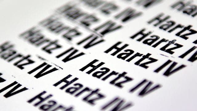 Wer Hartz-IV beziehen möchte, muss zunächst sein Wohneigentum einsetzen, um seinen Bedarf sichern. Wer Hartz-IV beziehen möchte, muss zunächst sein Wohneigentum einsetzen, um seinen Bedarf sichern.