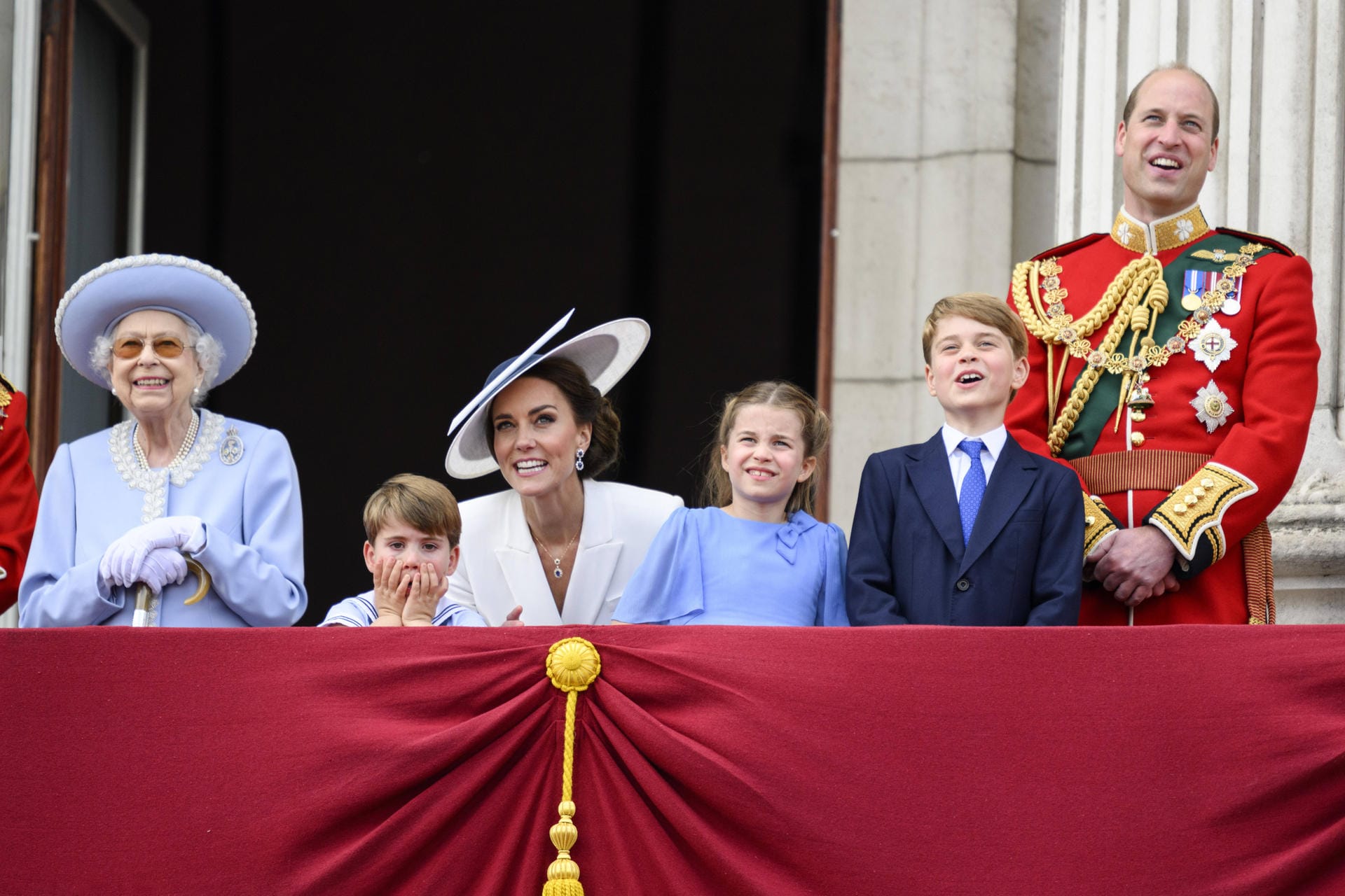 2022: Nach zweijähriger Corona-Pause konnte die Parade in diesem Jahr endlich wieder stattfinden und feierte auch das 70-jährige Thronjubiläum der Queen. Neben ihr auf dem Balkon: Prinz William und Ehefrau Kate mit ihren Kindern.