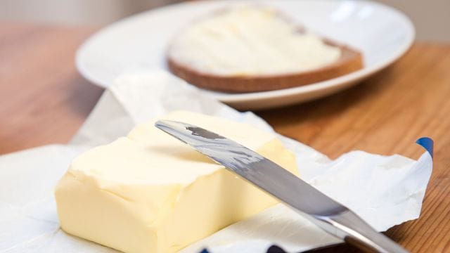 Viele Lebensmittelmärkte haben den Butterpreis gesenkt.