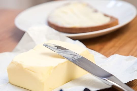 Viele Lebensmittelmärkte haben den Butterpreis gesenkt.