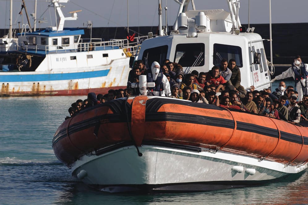 Ein Schiff mit Geflüchteten kommt in Italien an (Archivbild): Italien will eine neue EU-Migrationspolitik.
