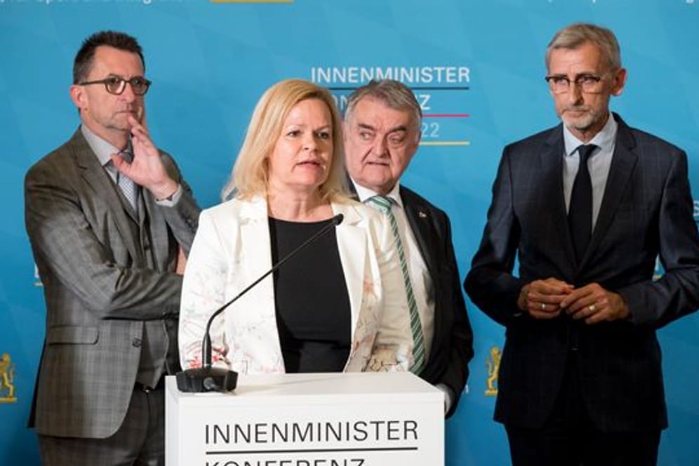 Bundesinnenministerin Nancy Faeser hat in Würzburg mit ihren Amtskollegen aus den Ländern (im Hintergrund v.