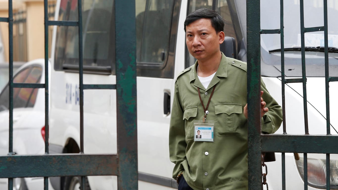 Ein Sicherheitsmann in Vietnam nach dem Prozess gegen Xuan Thanh Trinh (Archivbild): Der Geschäftsmann wurde in Berlin entführt.