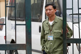 Ein Sicherheitsmann in Vietnam nach dem Prozess gegen Xuan Thanh Trinh (Archivbild): Der Geschäftsmann wurde in Berlin entführt.