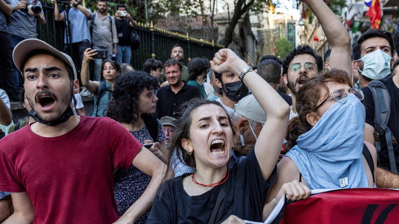 Protestanten bei den Gezi-Protesten am Dienstag: Erdogan bezeichnete die Teilnehmer als "Flittchen".