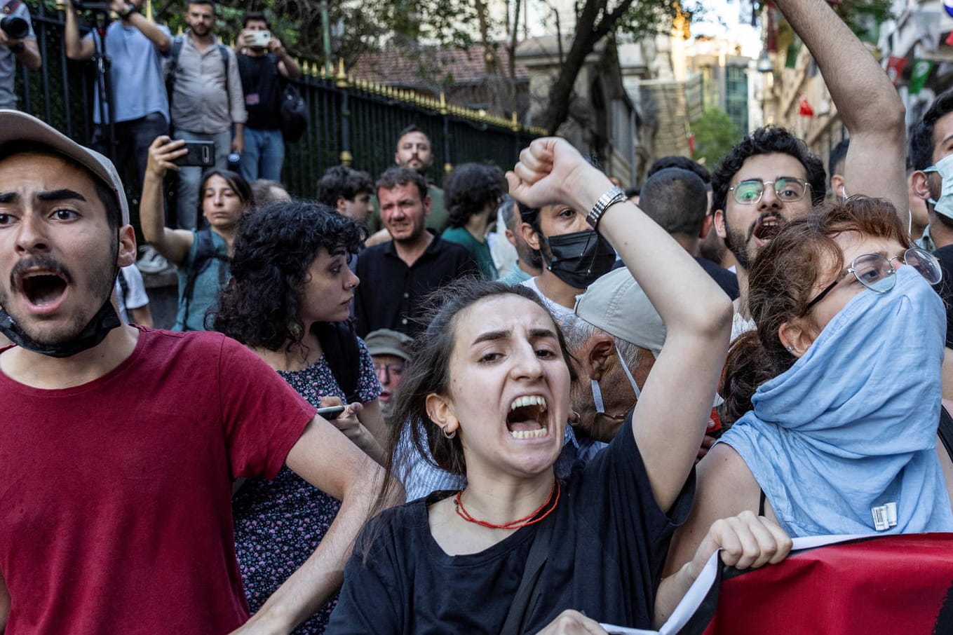 Protestanten bei den Gezi-Protesten am Dienstag: Erdogan bezeichnete die Teilnehmer als "Flittchen".