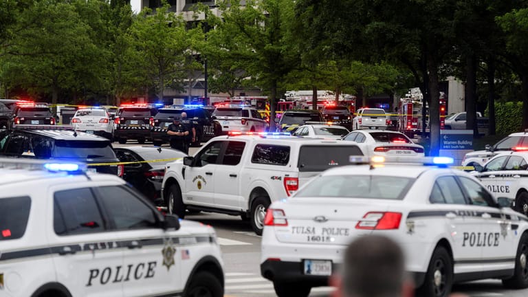 Polizeiautos vor der Klinik in Tulsa: Der Mann tötete drei Menschen und sich selbst.