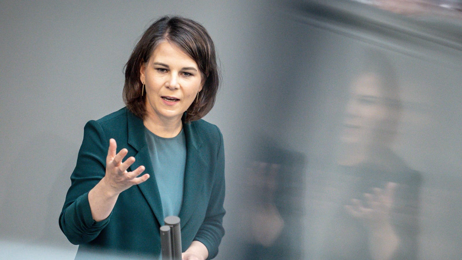 Außenministerin Annalena Baerbock bei der Haushaltsdebatte im Bundestag: Die Mehrheit der Deutschen sind mit ihr zufrieden.