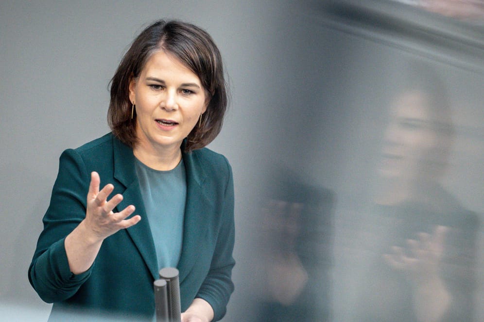 Außenministerin Annalena Baerbock bei der Haushaltsdebatte im Bundestag: Die Mehrheit der Deutschen sind mit ihr zufrieden.