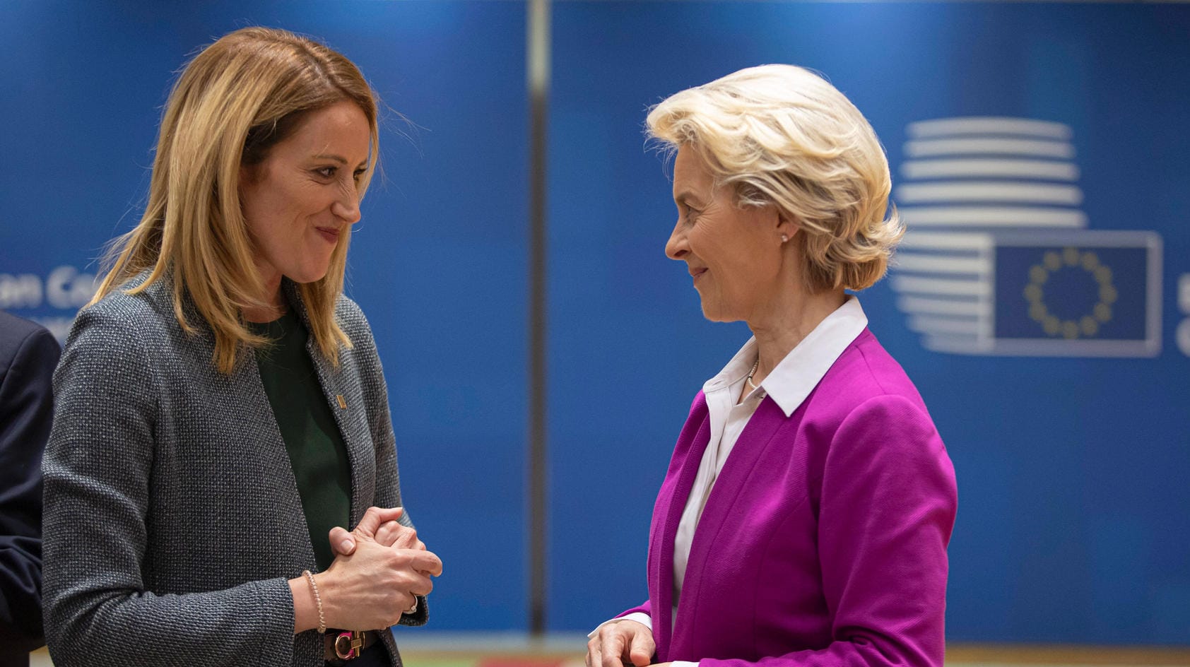 Roberta Metsola, EU-Parlamentspräsidentin (l) und Ursula von der Leyen, Präsidentin der EU-Kommission: Das Parlament forderte die EU-Kommission dazu auf, den gleichen Schritt zu gehen.