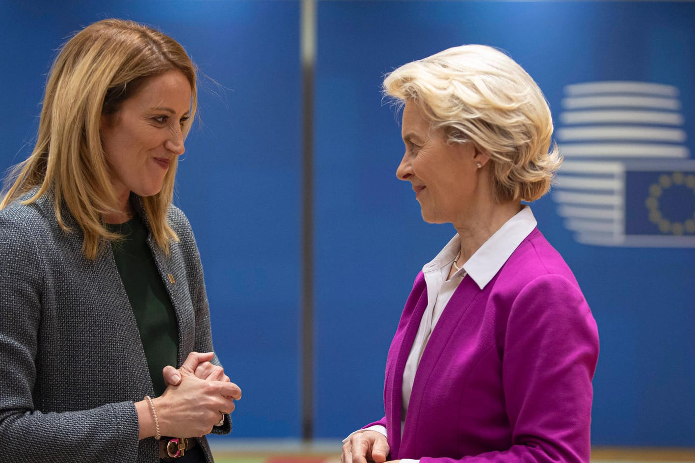 Roberta Metsola, EU-Parlamentspräsidentin (l) und Ursula von der Leyen, Präsidentin der EU-Kommission: Das Parlament forderte die EU-Kommission dazu auf, den gleichen Schritt zu gehen.