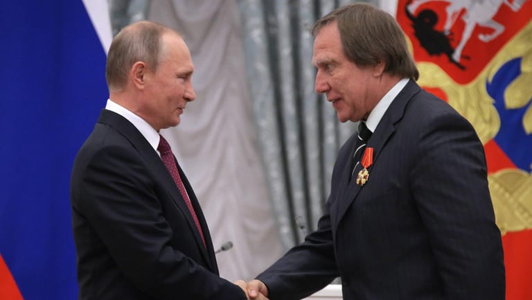 Wladimir Putin, Präsident Russlands (l) und Sergei Roldugin, Musiker: Roldugin soll wohl Putins Offshore-Vermögen verwalten.