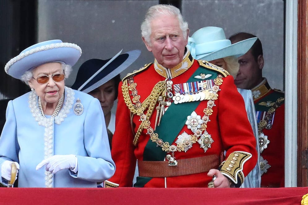 Feierten die "Trooping the Colour"-Parade: Queen Elizabeth und Prinz Charles.
