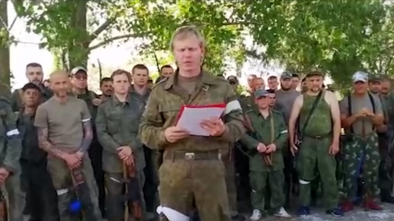 Ein Standbild des Videos zeigt einen Soldaten, der eine vorbereitete Rede abliest.
