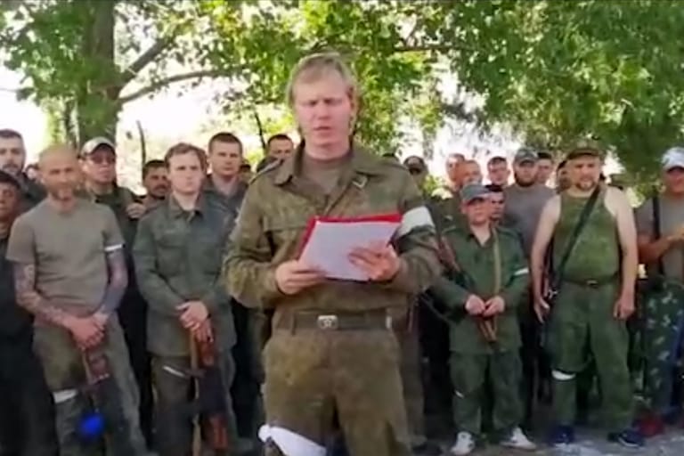 Ein Standbild des Videos zeigt einen Soldaten, der eine vorbereitete Rede abliest.