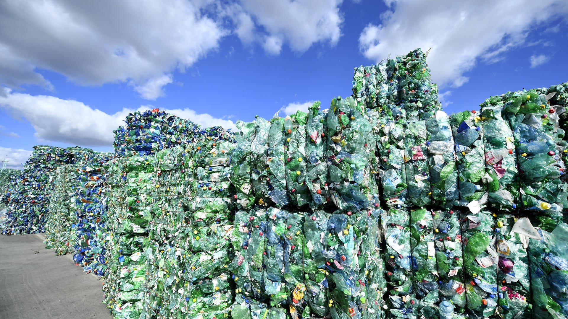 Auf dem Hof einer Recyclingfirma, die auf Flaschen spezialisiert ist: Zur Gruppe der Getränkehersteller, die die Fabrik gemeinsam betreiben, gehört auch Coca-Cola.