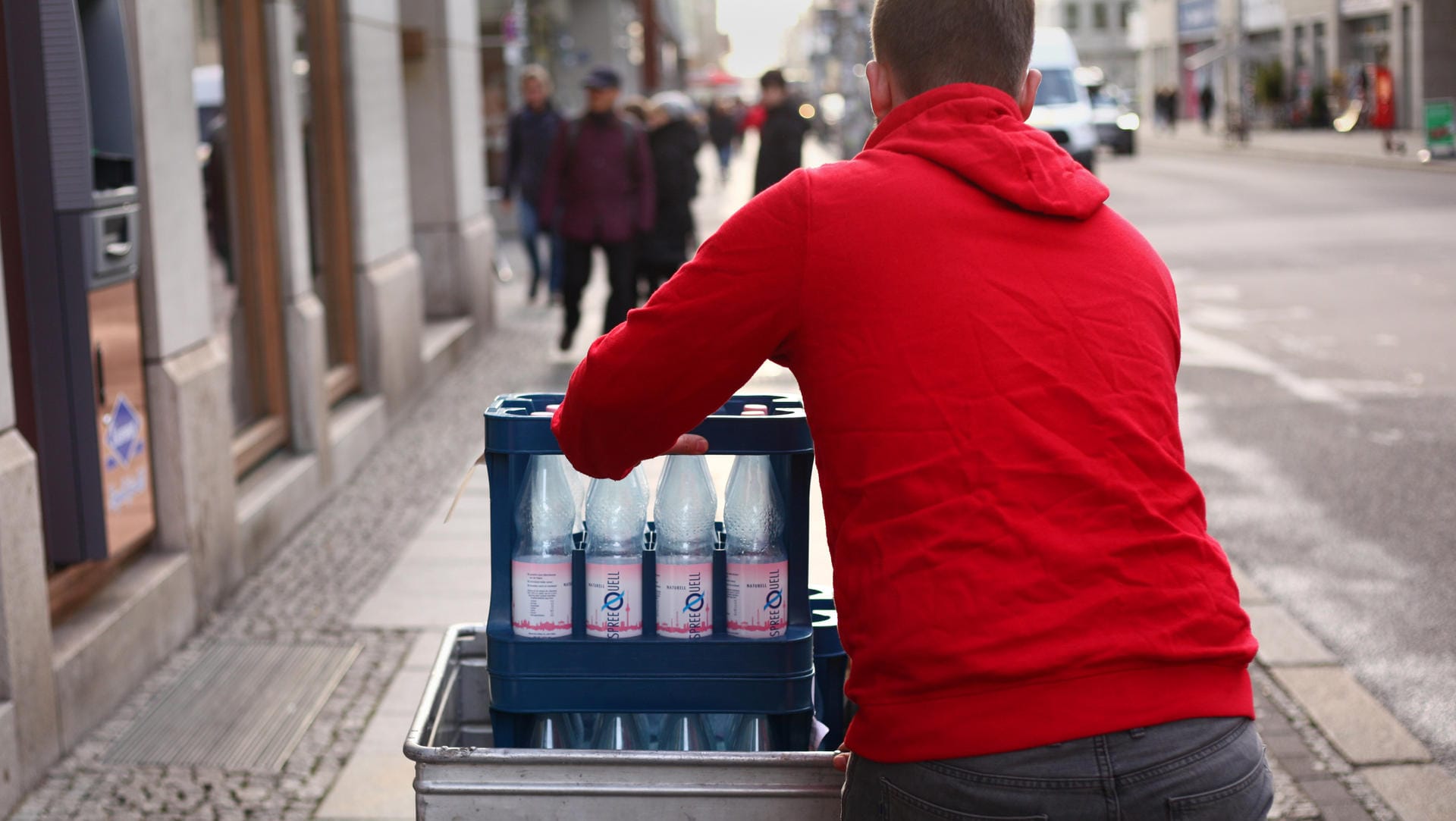 Nicht alle Plastikflaschen haben ein kurzes Leben (Symbolbild): Einige sind als Mehrwegflaschen konzipiert, die sich bis zu 25 Mal wiederverwenden lassen. Glas-Mehrwegflaschen können allerdings doppelt so oft neu befüllt werden.