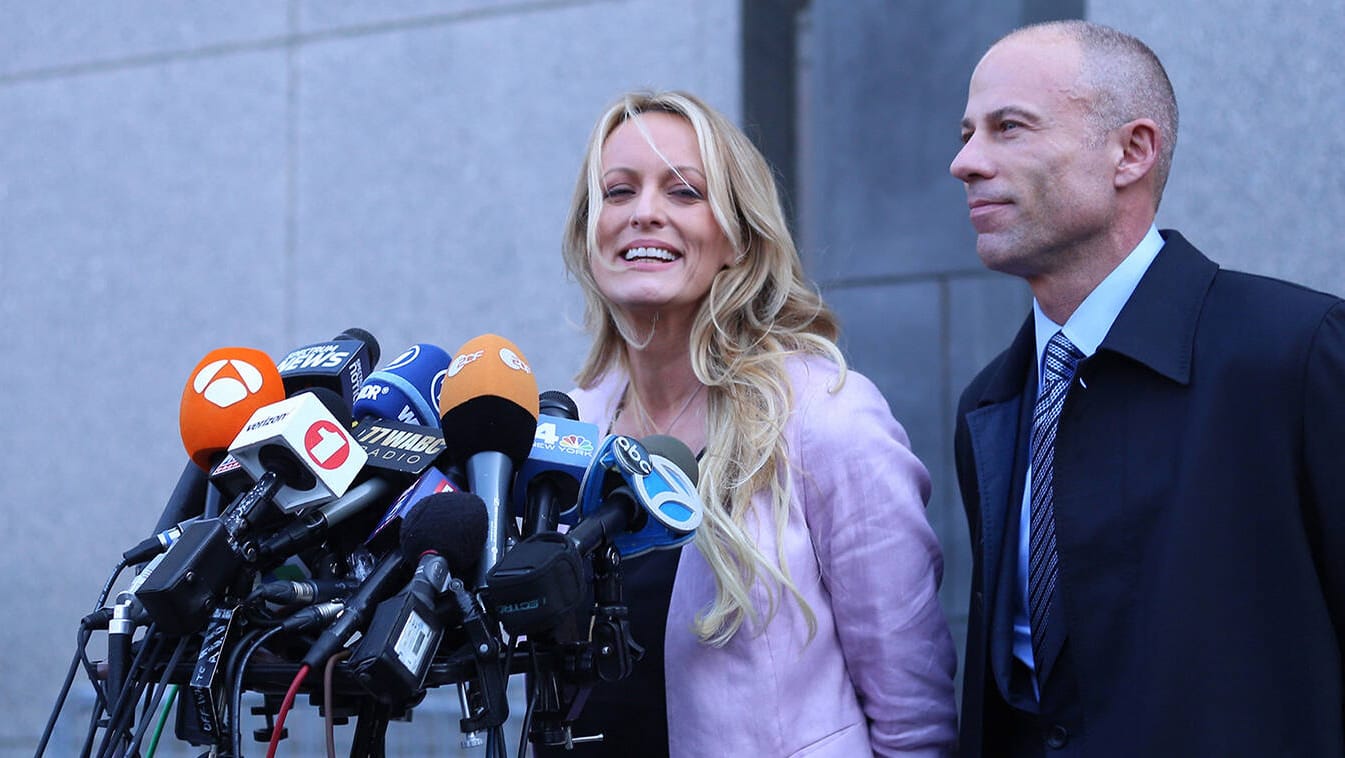 Stephanie Clifford (bekannt als Stormy Daniels) steht mit Anwalt Michael Avenatti vor Mikrofonen (Archivbild): Der Jurist ist jetzt zu einer Haftstrafe verurteilt worden.