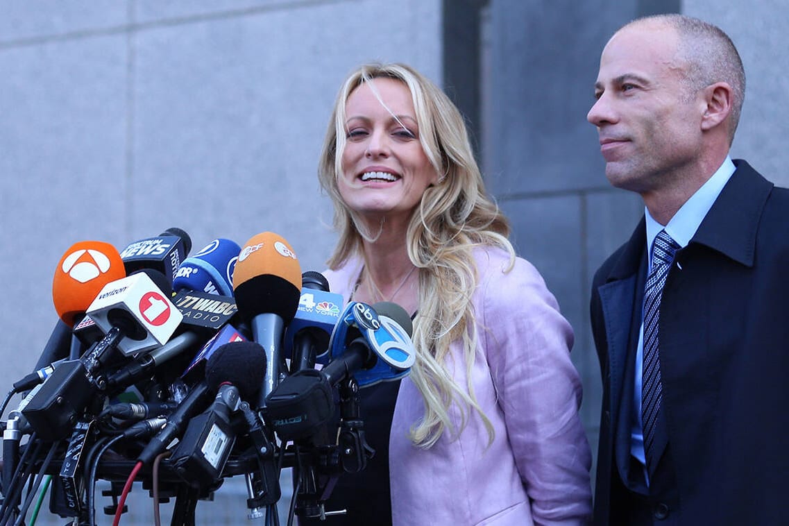 Stephanie Clifford (bekannt als Stormy Daniels) steht mit Anwalt Michael Avenatti vor Mikrofonen (Archivbild): Der Jurist ist jetzt zu einer Haftstrafe verurteilt worden.