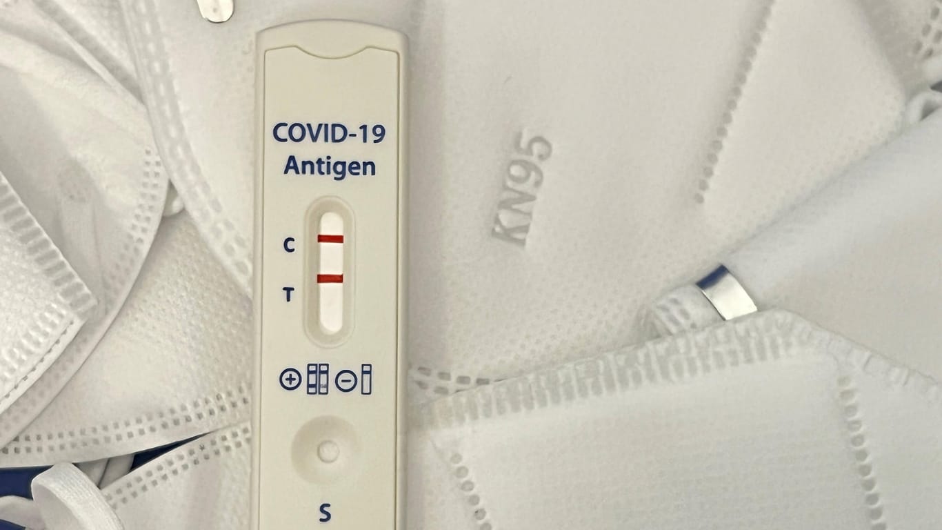 Ein positiver Schnelltest (Symbolbild): Die Inzidenz in Deutschland sinkt geringer als zuvor, sagt das RKI.