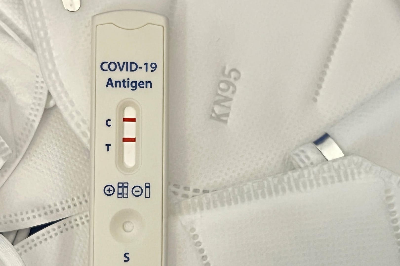 Ein positiver Schnelltest (Symbolbild): Die Inzidenz in Deutschland sinkt geringer als zuvor, sagt das RKI.