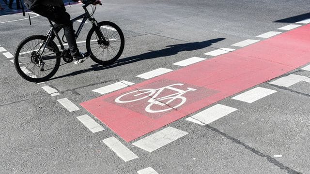 Ist der Weg nicht befahrbar, etwa weil dort Scherben liegen, dürfen Radler auf die Straße ausweichen.