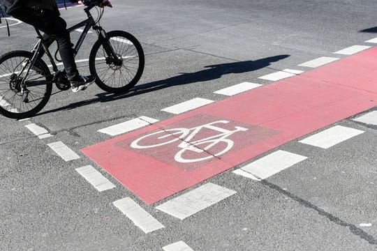 Ist der Weg nicht befahrbar, etwa weil dort Scherben liegen, dürfen Radler auf die Straße ausweichen.