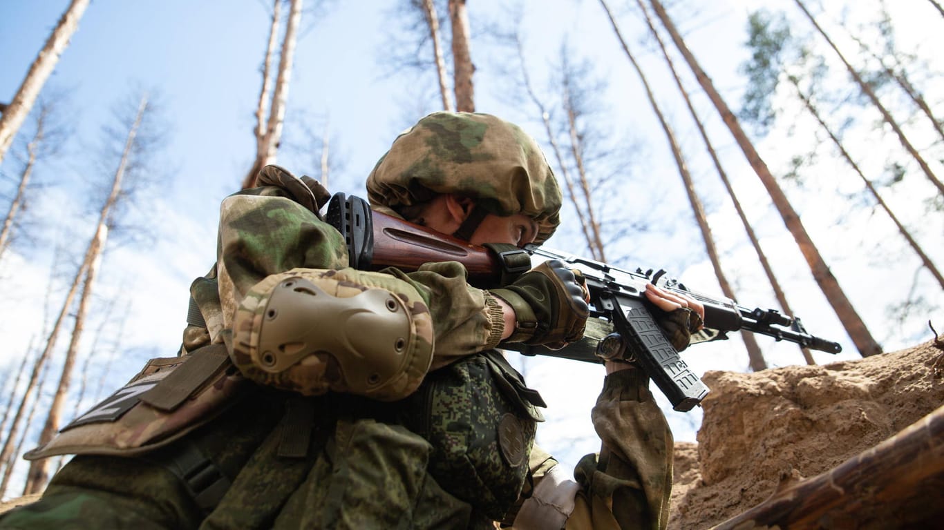 Ein russischer Soldat schießt aus einer Stellung bei Sjewjerodonezk: Die Stadt ist fast komplett eingenommen.