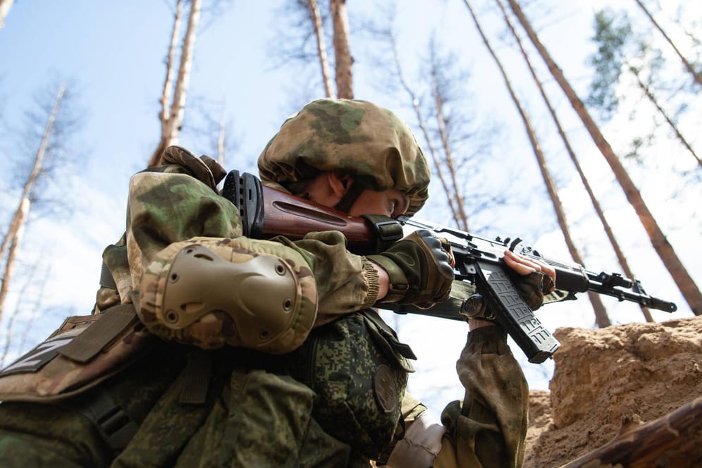 Ein russischer Soldat schießt aus einer Stellung bei Sjewjerodonezk: Die Stadt ist fast komplett eingenommen.