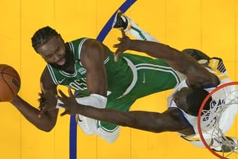 Draymond Green von den Warriors verteidigt am Korb gegen Jaylen Brown (l) von den Celtics.