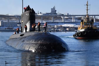 Ein russisches U-Boot im Hafen von Wladiwostok (Archivbild): Die Ukraine will ein Schiff im Hafen versenkt haben.