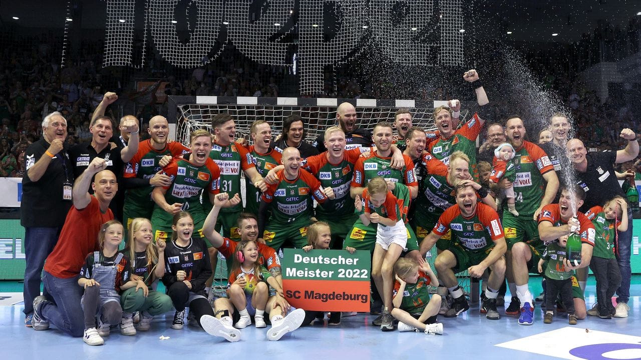 Die Magdeburger Mannschaft jubelt nach dem vorzeitigen Gewinn der Deutschen Meisterschaft. Die Magdeburger Mannschaft jubelt nach dem vorzeitigen Gewinn der Deutschen Meisterschaft.